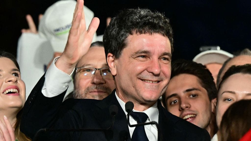 Nicusor Dan puhumassa kannattajilleen 18. toukokuuta 2025.