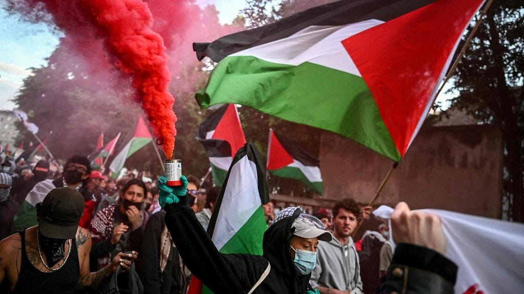 LKS 19.5.2025 mielenosoittajia Euroviisujen ulkopuolella