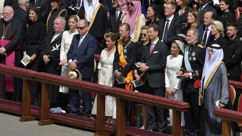 Paavin virkaanastujaisissa Monacon ruhtinatar Charlene (vasemmalla valkoisissa), Luxemburgin suurherttuatar Maria Teresa (keskellä valkoisissa) ja Espanjan kuningatar Letizia (oikealla valkoisissa) kuuluvat seitsemän naisen joukkoon, jotka saavat poiketa mustasta pukukoodista.