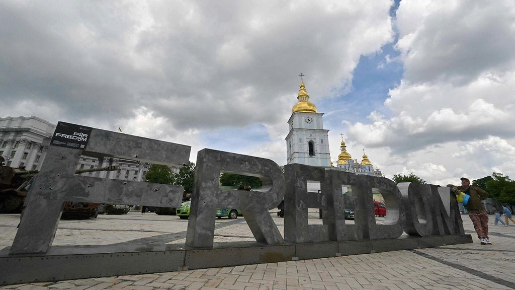 Kuvassa Vapaus-teos Pyhän Mikaelin kultakupolisen luostarin edessä Kiovassa maanantaina.