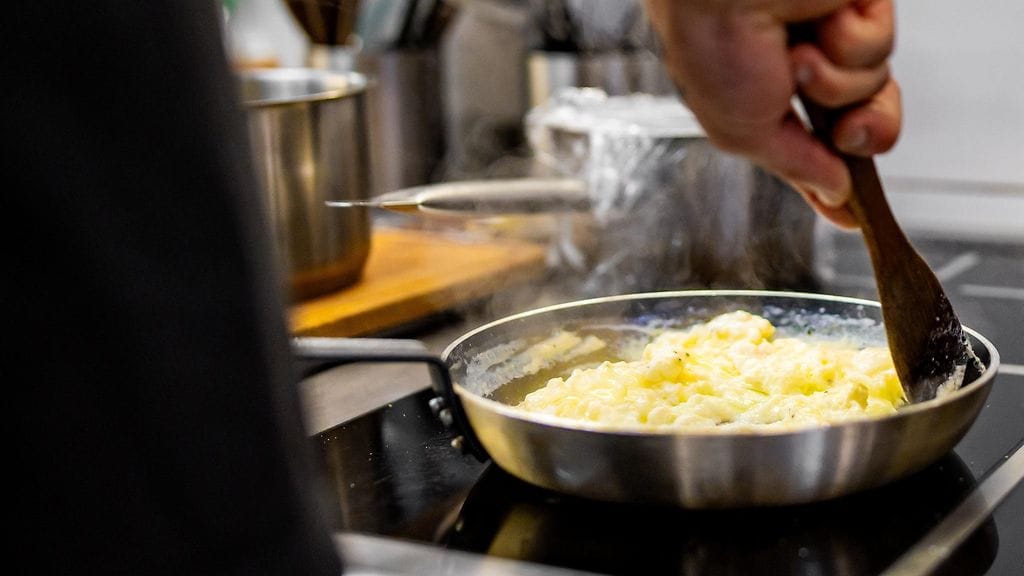 Kuohkean munakokkelin salaisuus on oikeanlainen vispilä.