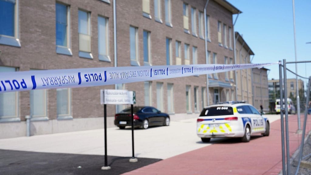 Kuvassa poliisin eristämä koulu ja poliisiautoja Vähäjärven koululla Pirkkalassa tiistaina.