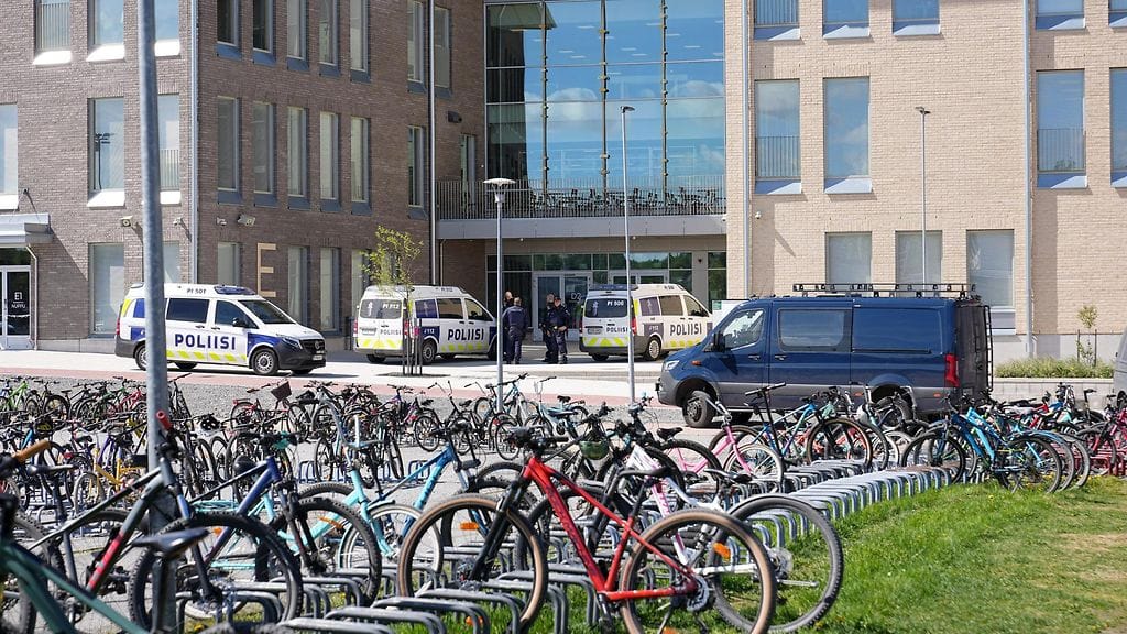 16-vuotiaan pojan epäillään puukottaneen kolmea alle 15-vuotiasta tyttöä Vähäjärven koululla Pirkkalassa tiistaina.