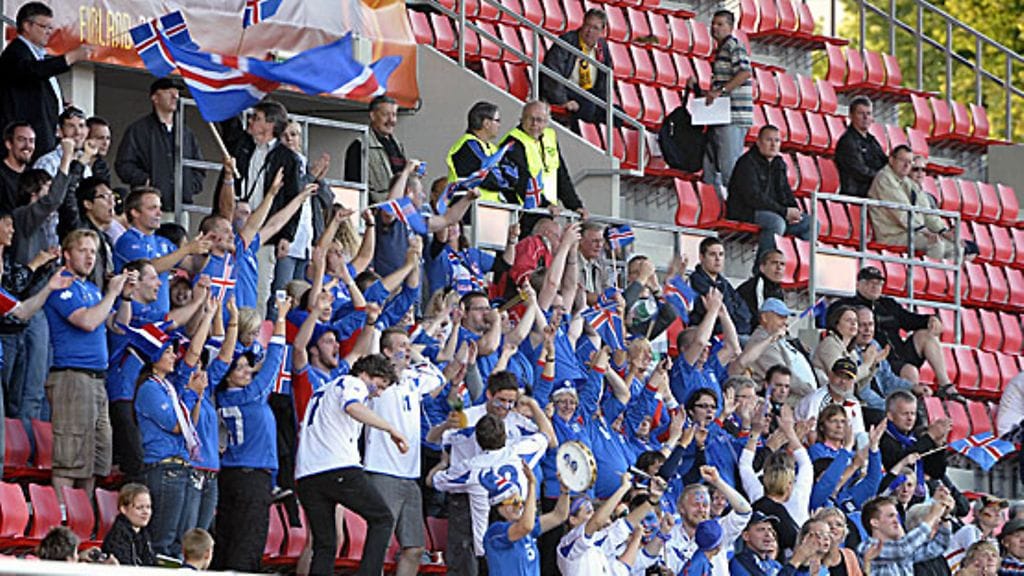 Islantilaisfaneja Ratinan stadionilla. Kuva: Sari Gustafsson/LEHTIKUVA.