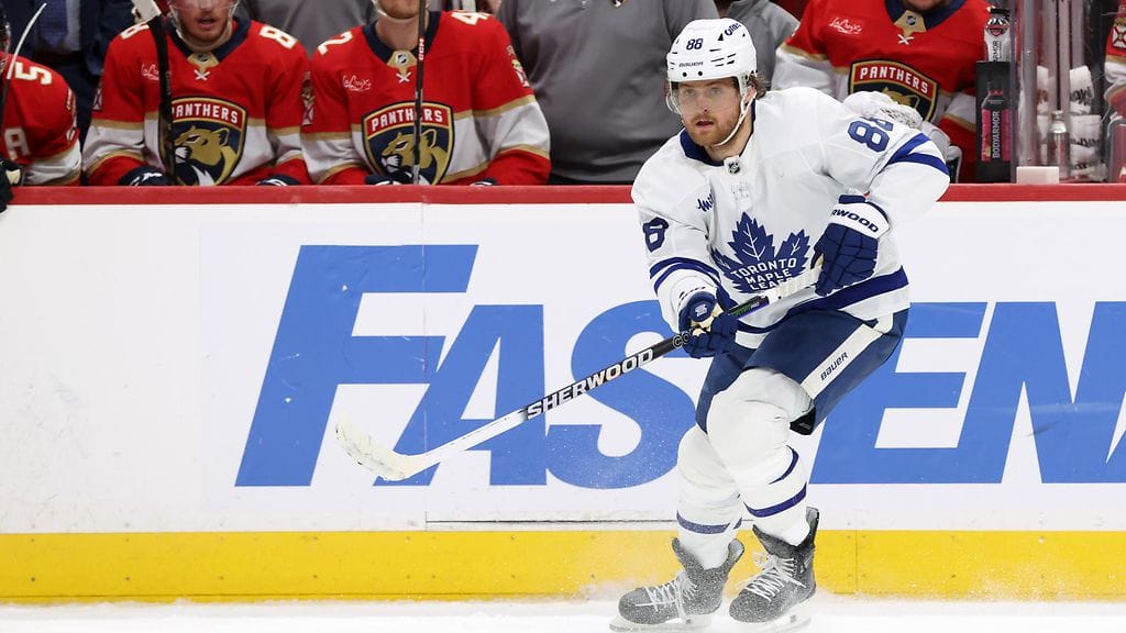 Toronto Maple Leafsin tähtihyökkääjä William Nylander pohtii lähtevänsä edustamaan Ruotsia jääkiekon MM-kisoihin.