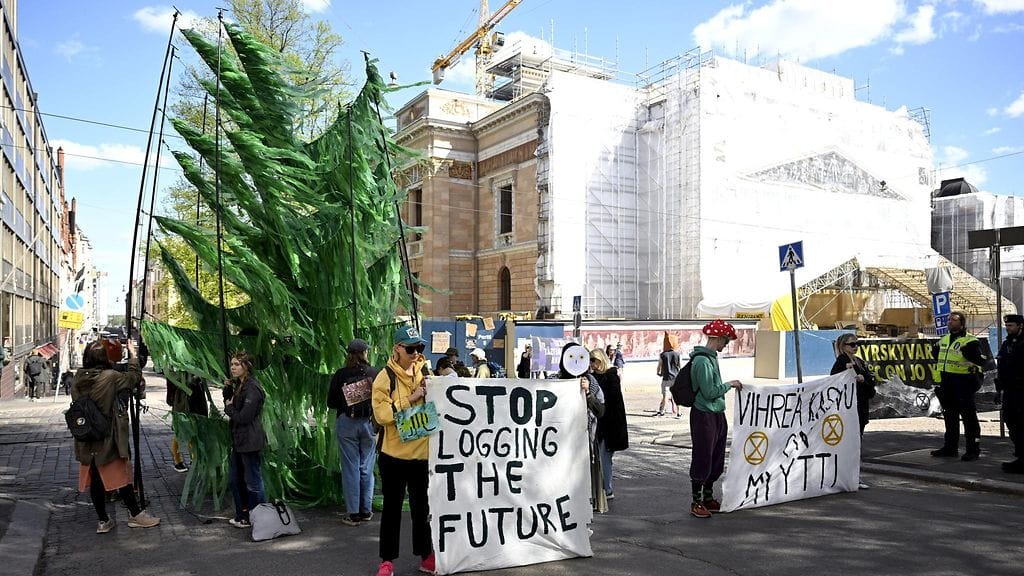 Elokapina osoitti mieltään Metsäteollisuus ry:n edustalla.