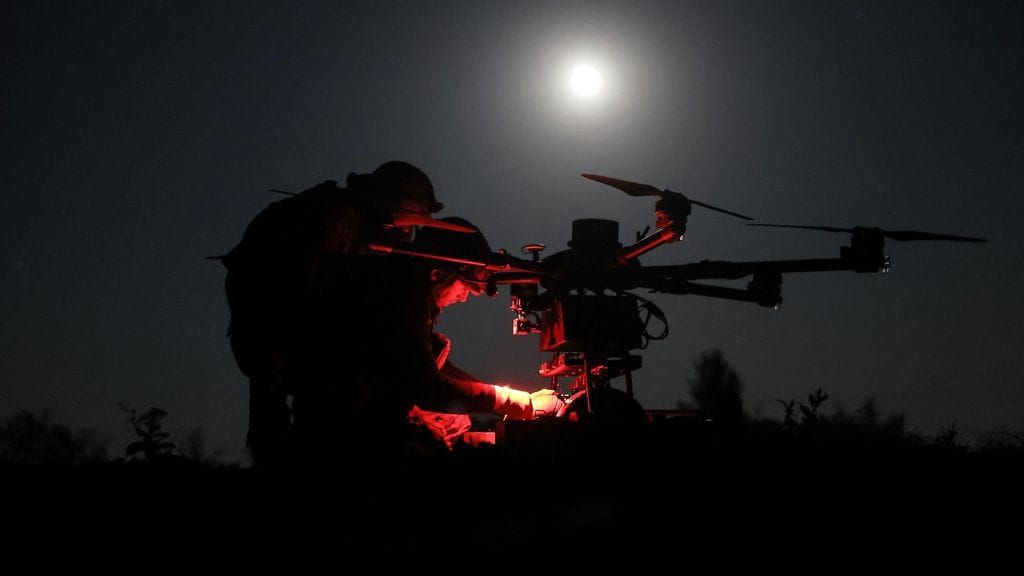 Kuvituskuvaa. Ukrainan asevoimien 24. mekanisoidun prikaatin 15. toukokuuta 2025 ottamassa valokuvassa sotilaat valmistautuvat lennättämään Kazhan-lennokkia, joka on suunniteltu rahdin toimittamiseen ja raskaiden pommien kuljettamiseen Chasiv Yarin laitamilla Donetskin alueella.