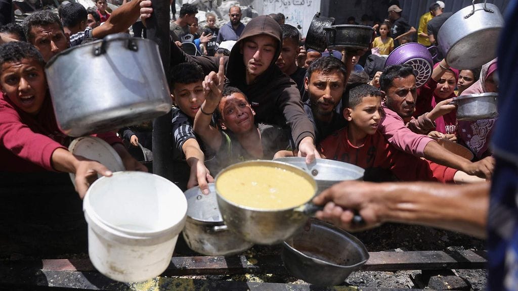 Palestiinalaiset hakivat ruokaa avustusjakelusta Jabaliassa Gazan kaistan pohjoisosassa 19. toukokuuta 2025.