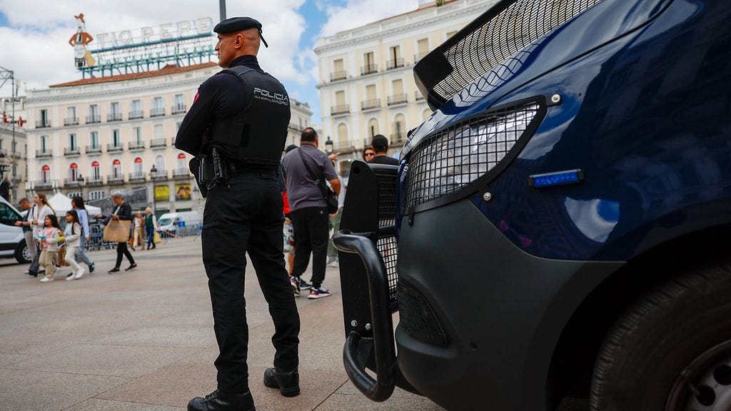 Poliisi seisoi vartiossa Puerta del Sol -aukiolla Madridin keskustassa Espanjassa 29. huhtikuuta. Kuvituskuva.
