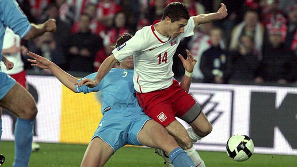 Robert Lewandowski kamppailee pallosta. Kuva: Piotr Polak/EPA.