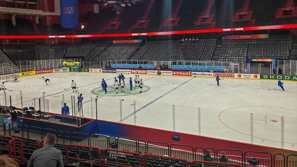 Leijonat keskiviikkona jäällä Tukholman Globenin areenalla.