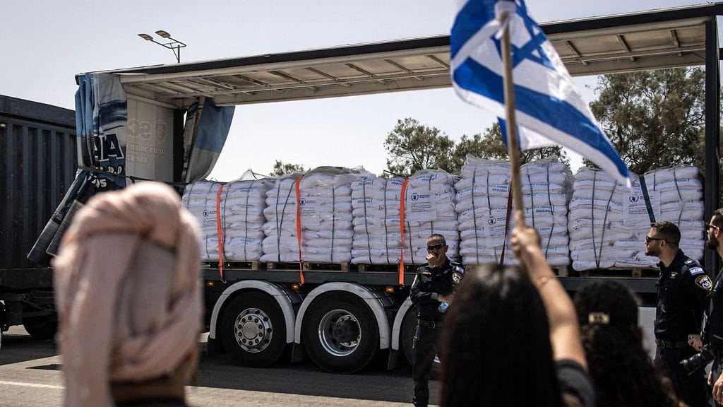 Protestoijat elehtivät avustusrekalle keskiviikkona 21.5. mielenosoituksessa, jonka tarkoitus on estää avustusten pääsy Gazaan.