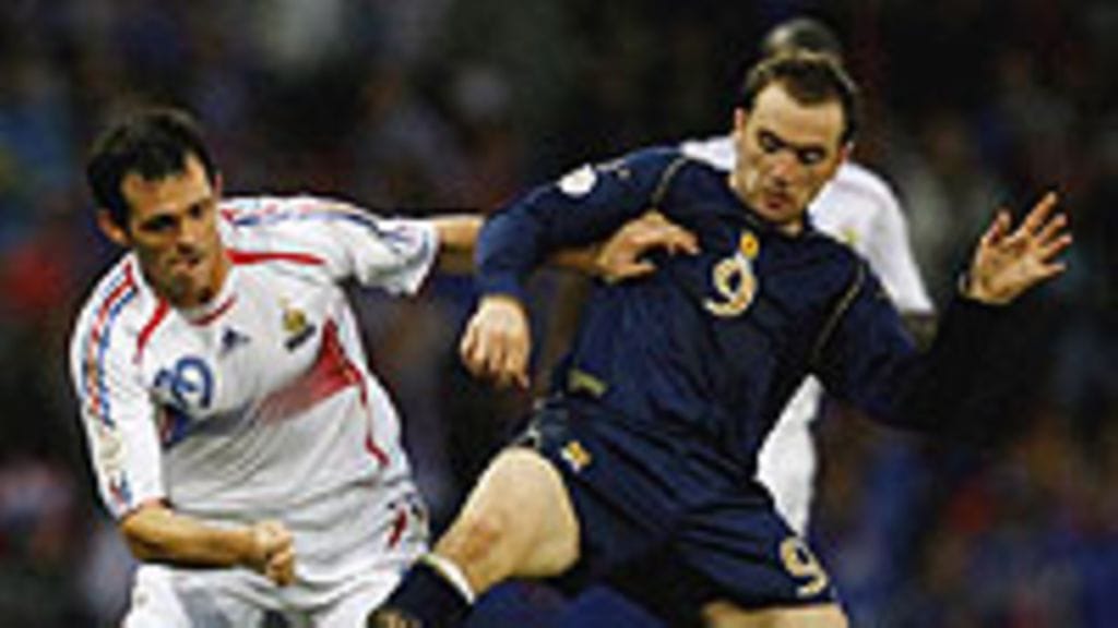 James McFadden ja Willy Sagnol, kuva: Shaun Botterill