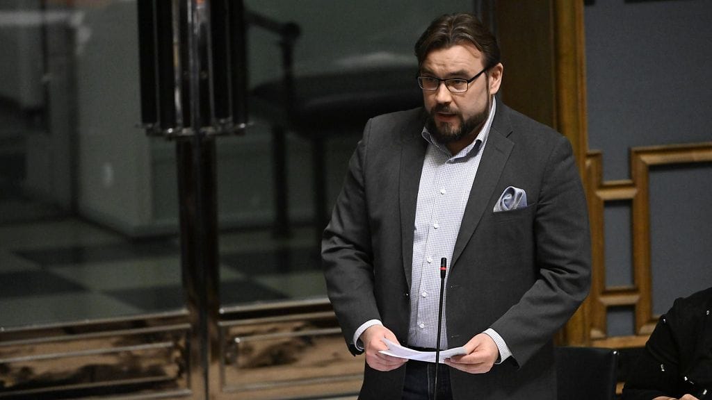 Puolueriidan keskiössä on ollut vasemmistoliiton turkulainen kansanedustaja Johannes Yrttiaho, joka osallistui kuntavaaleihin kilpailevalta listalta, koska puolue ei hyväksynyt häntä ehdokkaaksi.