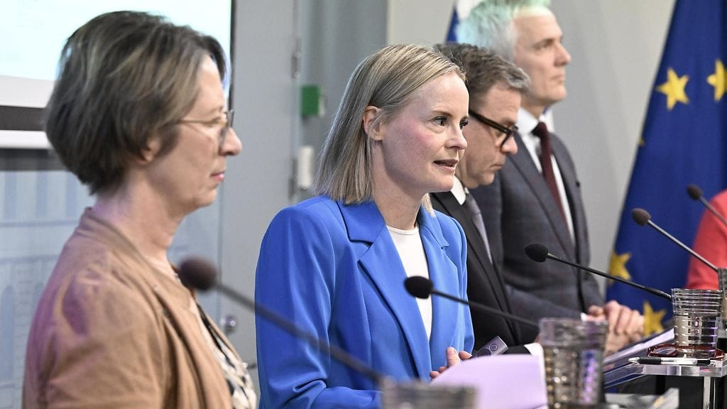 Hallituspuolueiden puheenjohtajat pohtivat lisäsopeutustoimia.