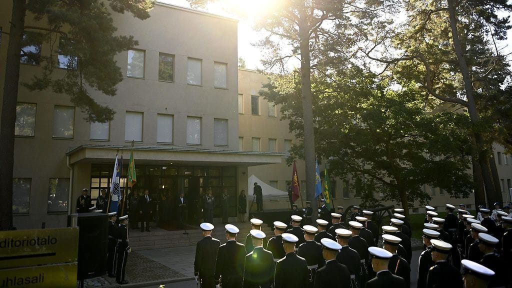 Presidentti Sauli Niinistö pitää puhetta luutnanteiksi valmistuville kadeteille ylentämistilaisuudessa Maanpuolustuskorkeakoululla Santahaminassa Helsingissä 28. elokuuta 2020.