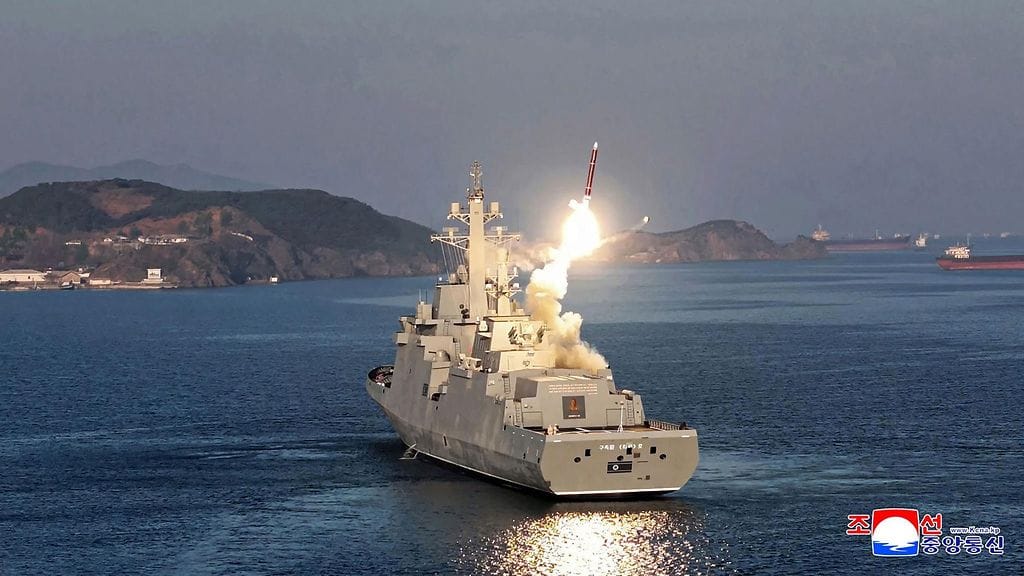 Asejärjestelmän koelaukaisu Pohjois-Korean viimeisimmän hävittäjän Choe Hyon kannelta kahden testipäivän aikana 28.-29. huhtikuuta 2025 Pohjois-Korean rannikon edustalla tuntemattomassa paikassa.