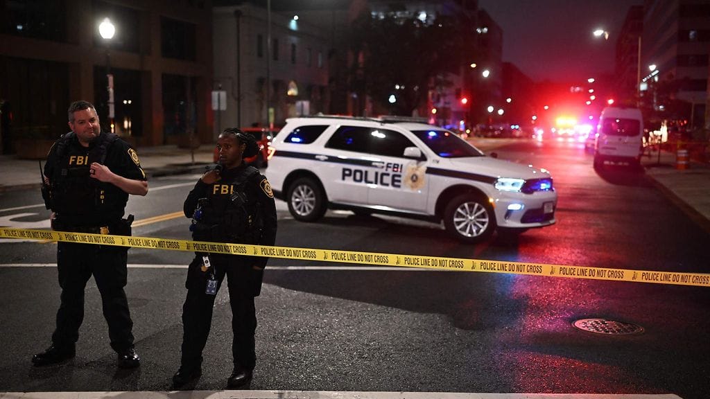 FBI:n agentit eristivät tapahtumapaikan Capital Jewish Museumin ulkopuolella ampumisen jälkeen Washingtonissa.