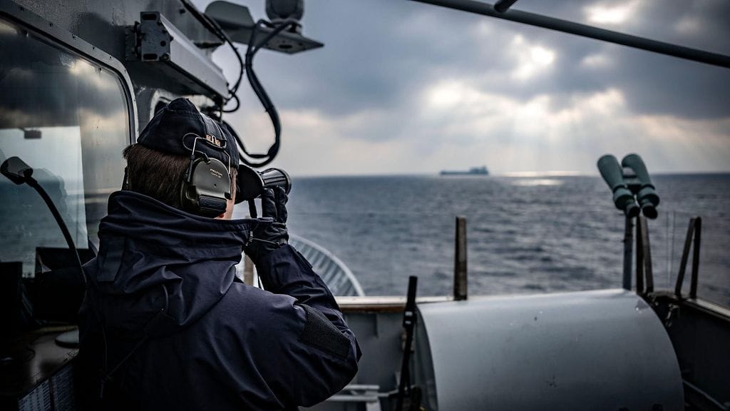 Horisontissa näkyvää rahtilaivaa tarkasteltiin tähystäjän kiikareilla ruotsalaisen HMS Carlskrona -aluksen komentosillalta Karlskronassa, Ruotsissa, 04. helmikuuta 2025.