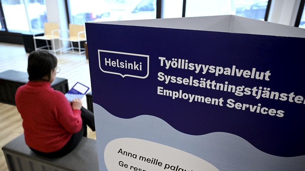 Asiakas Helsingin työllisyyspalveiden toimipisteessä helmikuussa 2025.