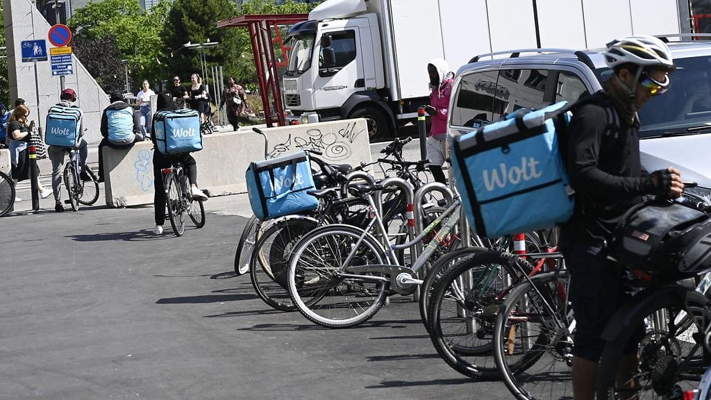 Wolt-ruokalähettejä Helsingin Kampissa heinäkuussa 2023.