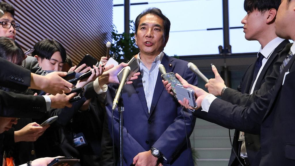 Japanin maatalousministeri Taku Eto puhui toimittajille pääministerin kansliassa Tokiossa, Japanissa 19. toukokuuta. Hän pyysi anteeksi harkitsemattomia kommenttejaan.