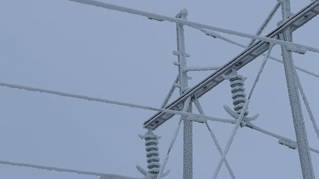 Insplan sähkölinjojen lumikertymä
