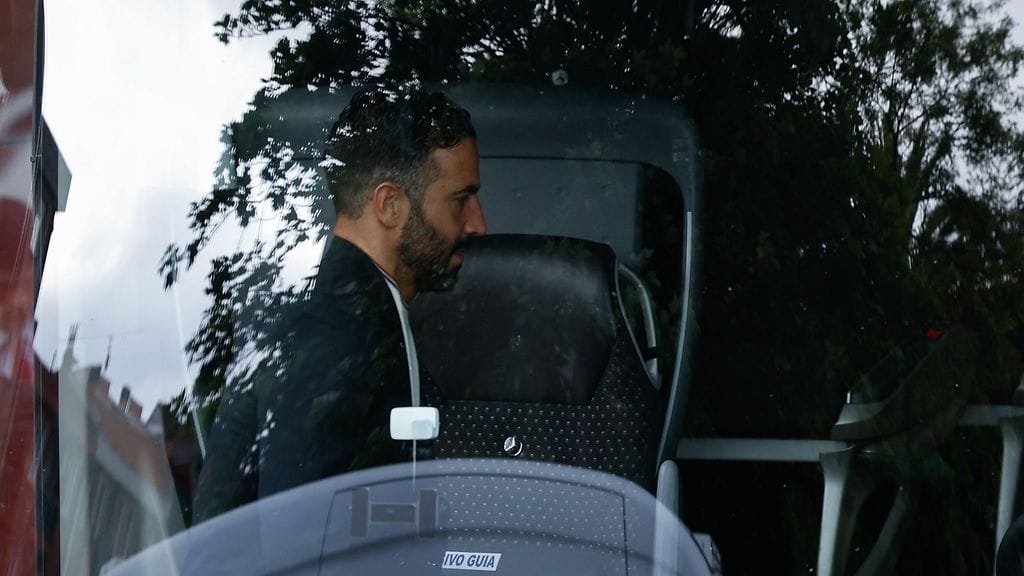 Amorim poistui synkkänä illan päätteeksi Unitedin bussiin Bilbaossa.