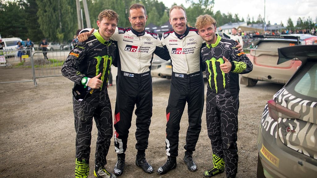 Oliver Solberg (oikealla) päihitti viime vuonna Jyväskylässä WRC2-luokan voittotaistelussa Toyotan tallipäällikön Jari-Matti Latvalan.