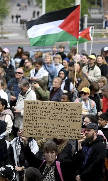 LK 22.5.2025 Mielenosoittajat vaativat Suomea puuttumaan Israelin toimiin Gazassa Amnesty Internationalin Suomen osaston järjestämässä mielenosoituksessa Eduskuntatalon edessä Helsingissä 22. toukokuuta 2025.