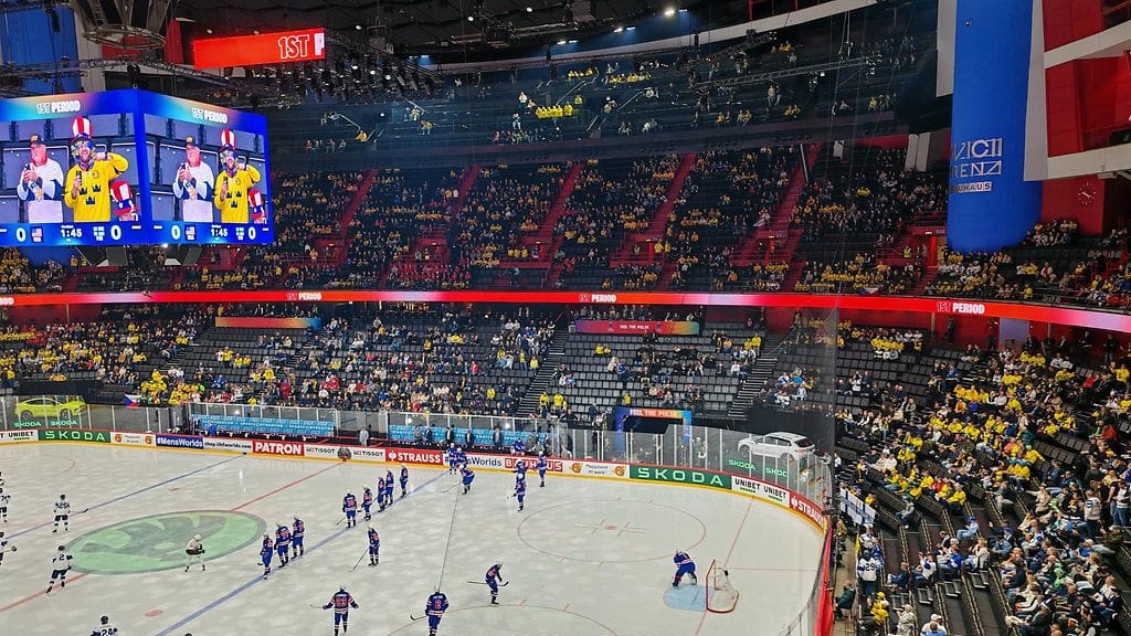 Tyhjiä jakkaroita Tukholman Globenin hallissa Leijonien ja Yhdysvaltojen MM-puolivälieräottelussa.