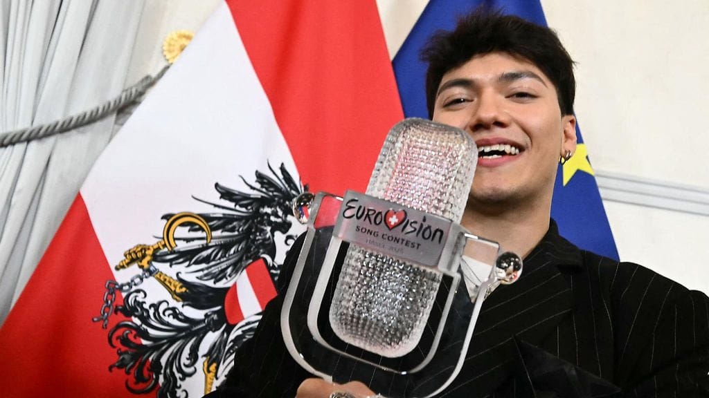 Itävaltalainen laulaja Johannes Pietsch eli JJ poseerasi pokaalinsa kanssa lehdistötilaisuudessa Wienissä maanantaina.