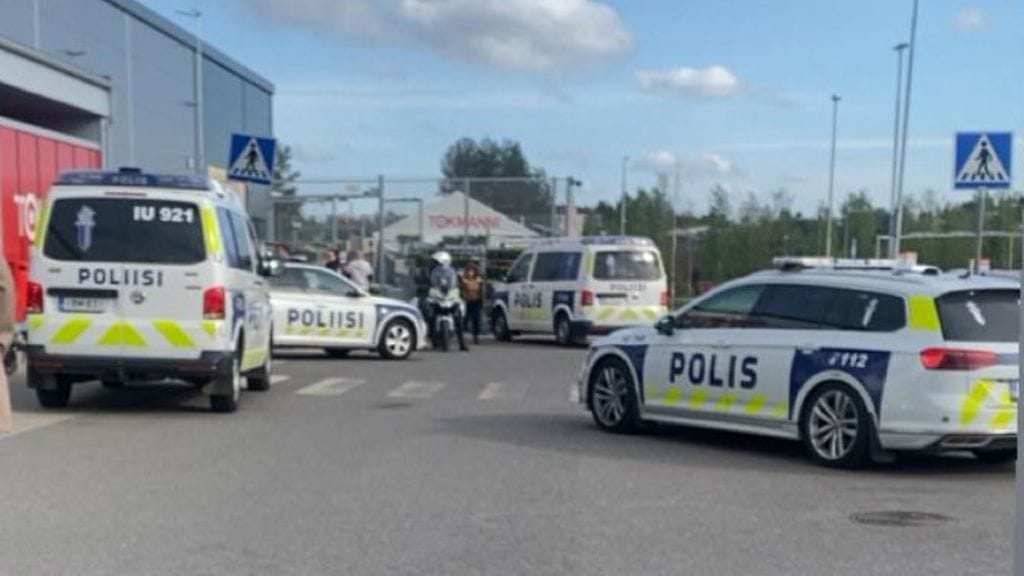 Lukijan ottama kuva epäillyn kiinniottamisesta Nurmijärven Tokmannilla.