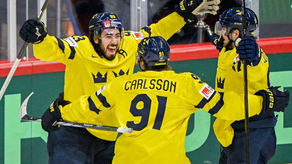 Mika Zibanejad (vasemmalla) tuulettamassa Ruotsin maalia torstain puolivälieräottelussa Tshekkiä vastaan.