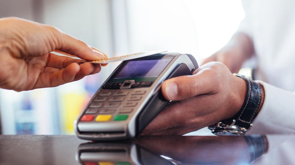 Myös maksukortille kannattaa asettaa turvaraja siltä varalta, että huijari pääsee sen tietoihin käsiksi.