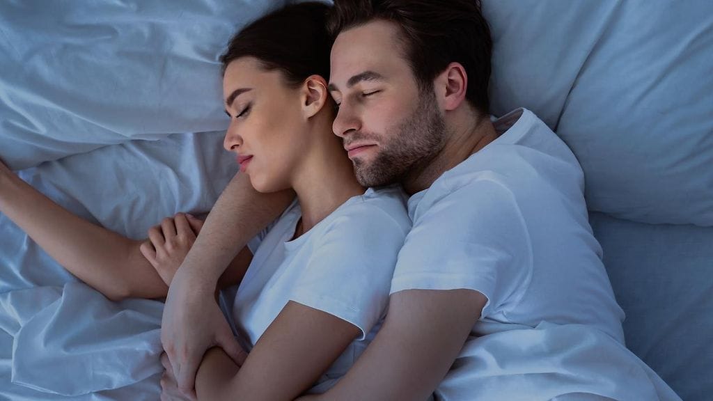 Lusikka-asennossa nukahtaminen voi tehdä hyvää pariskunnalle.