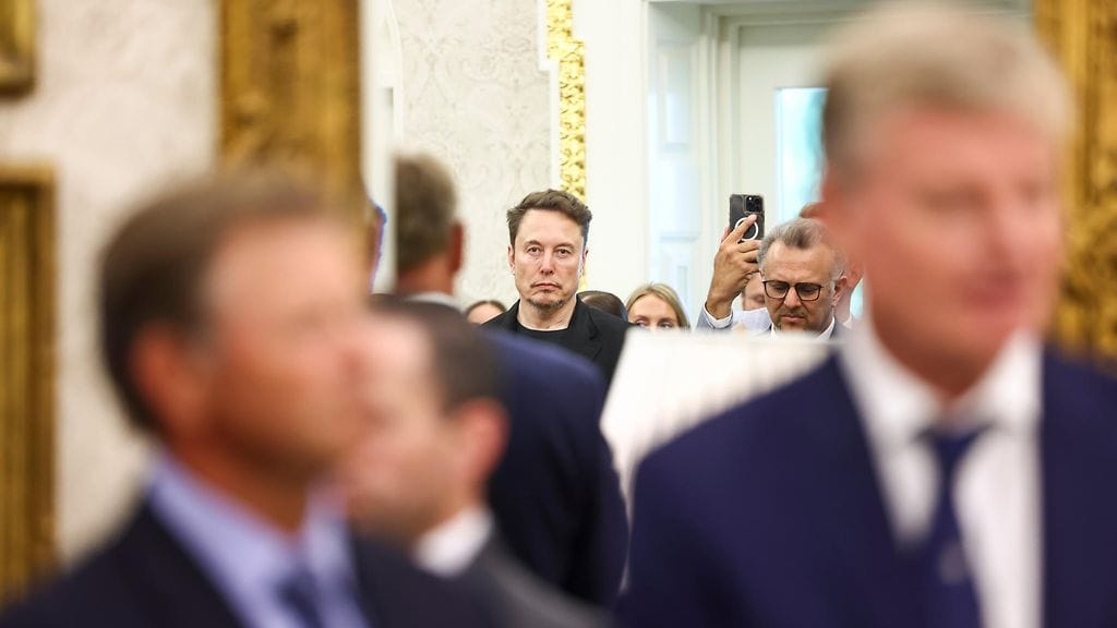 Elon Musk kuunteli taustalla, kun Etelä-Afrikan presidentti Cyril Ramaphosa ja Yhdysvaltain presidentti Donald Trump Valkoisessa talossa 21. toukokuuta 2025.