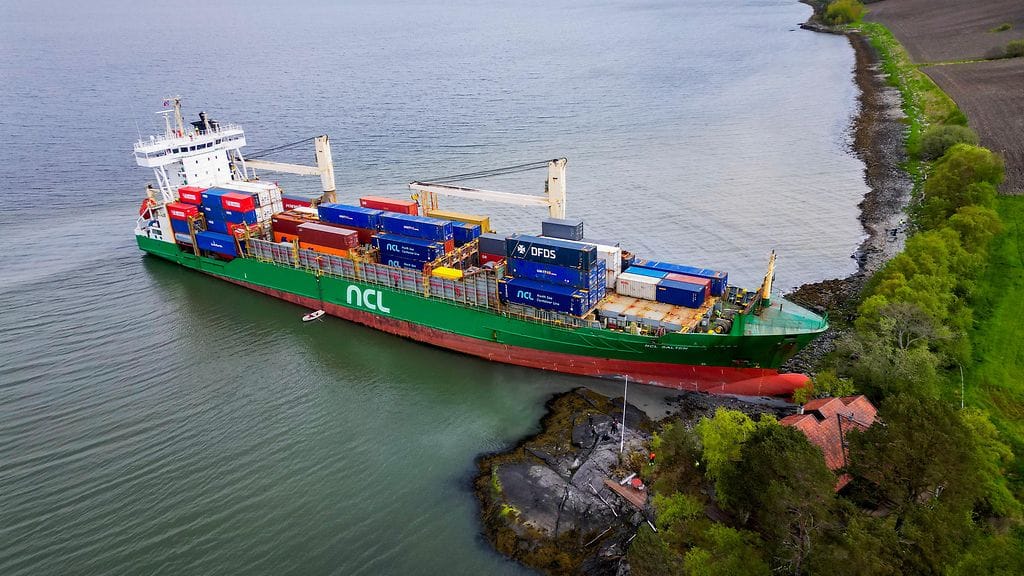 Rahtialus ajautui karille ja melkein törmäsi taloon Trondheimsfjordissa Bynesetin ulkopuolella Norjassa 22. toukokuuta 2025.