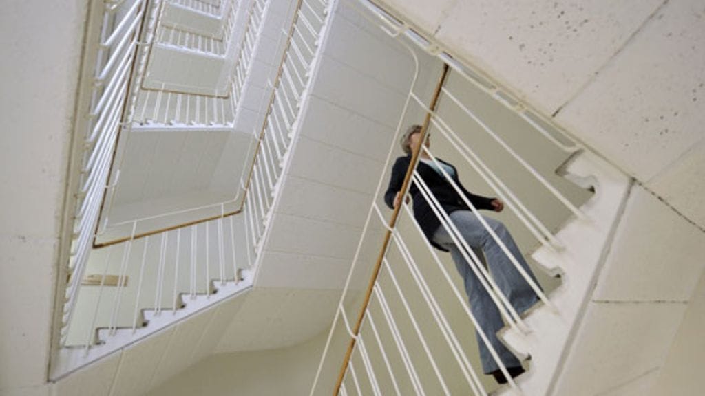 Diabeteksen ehkäisyn voi aloittaa pienistä asioista, kuten valitsemalla portaat hissin sijaan. Kuvituskuva.