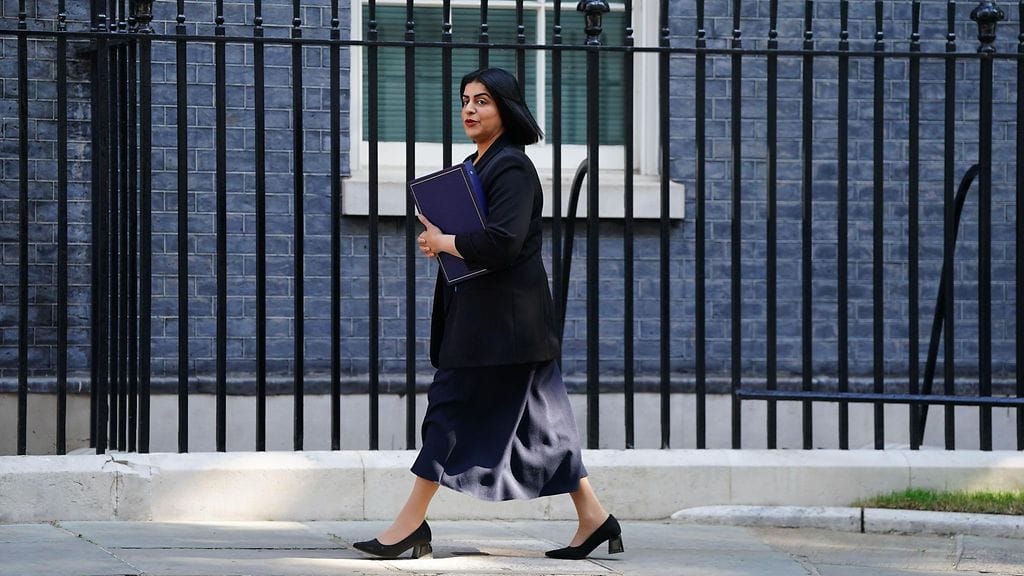 Kuvassa Britannian oikeusministeri Shabana Mahmood saapumassa kabinettikokoukseen Downing Streetille Lontoossa 20. toukokuuta.