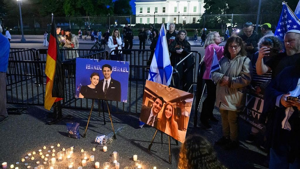 Ihmiset osallistuivat muistotilaisuuteen Valkoista taloa vastapäätä sijaitsevalla Lafayette Square -aukiolla Washingtonissa torstaina.