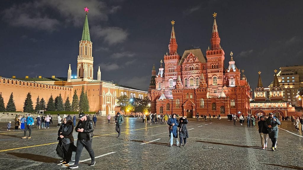 Kun ulkomaalainen käyttää mobiilisovellusta Moskovassa, Venäjän valtio saa haltuunsa hänen reaaliaikaisen sijaintinsa, majoituspaikkansa, sormenjälkensä ja kasvokuvansa. Kuva on Moskovan Punaiselta torilta.