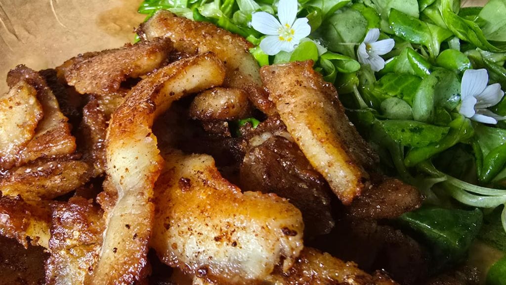 Sammaltöyrääntuvan haukilastut vihersalaatin kera.