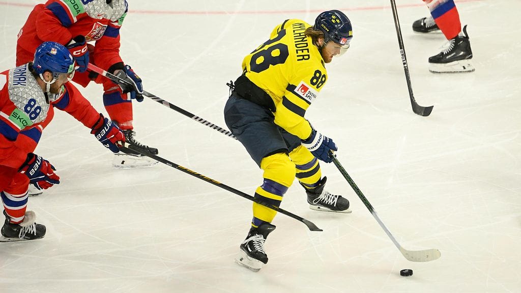 NHL-seura Toronto Maple Leafsin tähtihyökkääjä William Nylander (kuvan keltapaita) oli Ruotsin mukana torstain puolivälieräottelussa Tshekkiä vastaan.