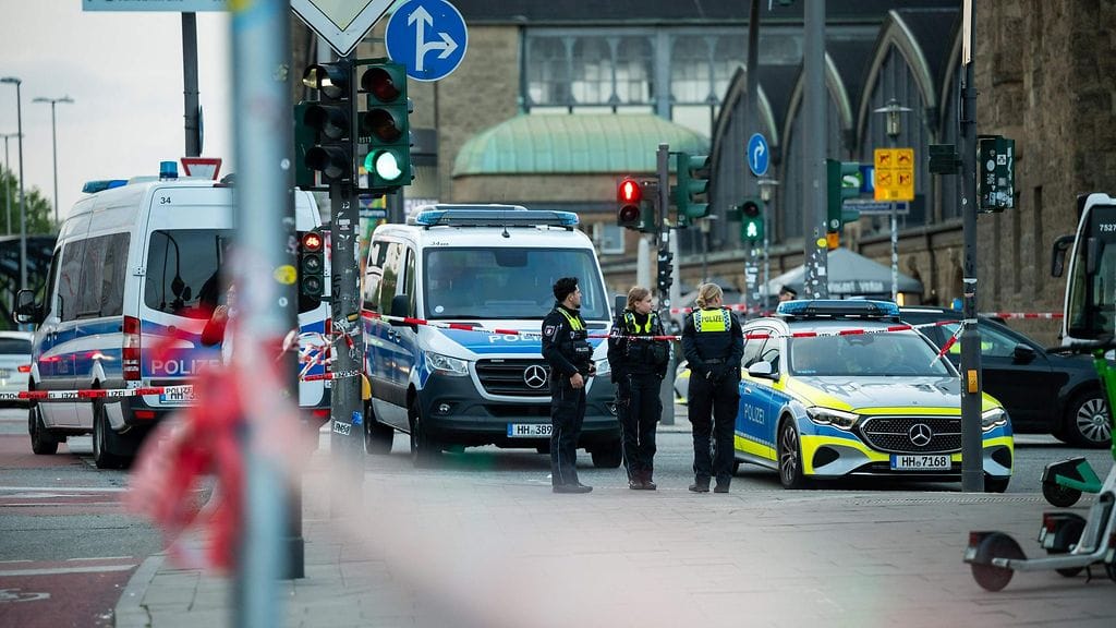 Poliisi työskentelee Hampurin päärautatieasemalla veitsihyökkäyksen tapahtumapaikalla 23. toukokuuta 2025.