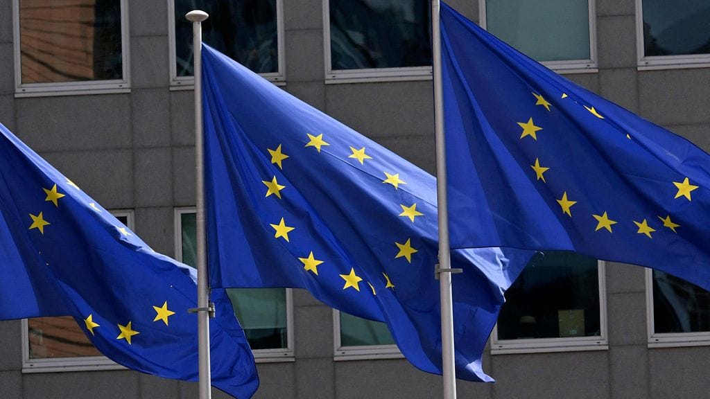 Kuvituskuvaa EU:n päämajan ulkopuolelta Brysselistä 6. toukokuuta 2025.