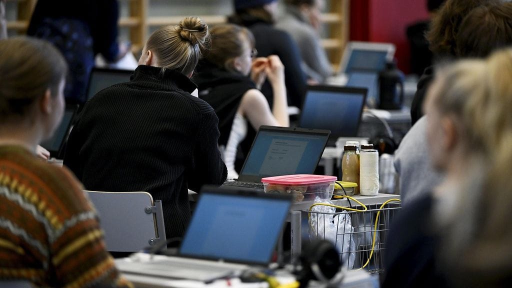 Opiskelijoita ylioppilaskirjoituksissa Töölön yhteiskoulun lukiossa Helsingissä 17. maaliskuuta 2023.