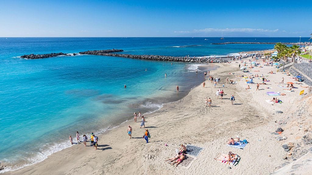 Suomalaisturistienkin suosimasta Costa Adejen lomakohteesta löytyi perjantaina miehen ja naisen ruumiit. Kuvituskuvaa.