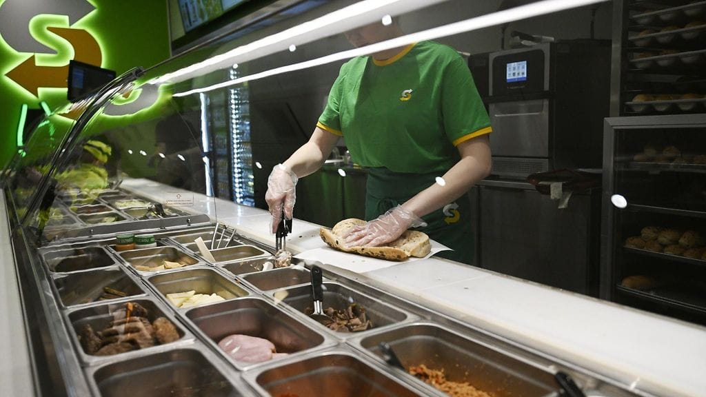 Kilpailu kesätyöpaikoista kiristyy, sillä hakijoina on opiskelijoiden lisäksi kasvava työttömien joukko.