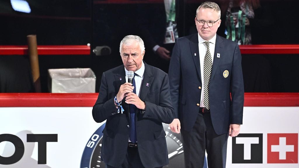 Kansainvälisen jääkiekkoliiton puheenjohtaja Luc Tardif (kuvassa etualalla, vasemmalla).